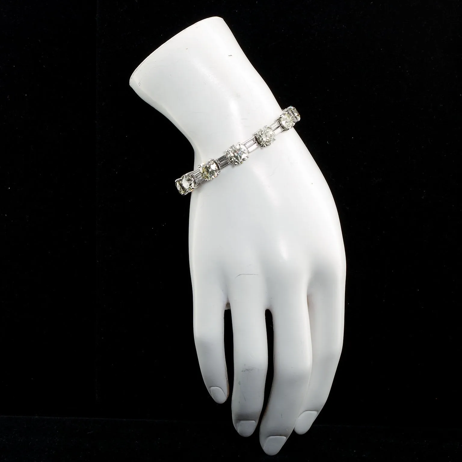 28 Carats 1960s Vintage Fine Diamond Tennis Bracelet