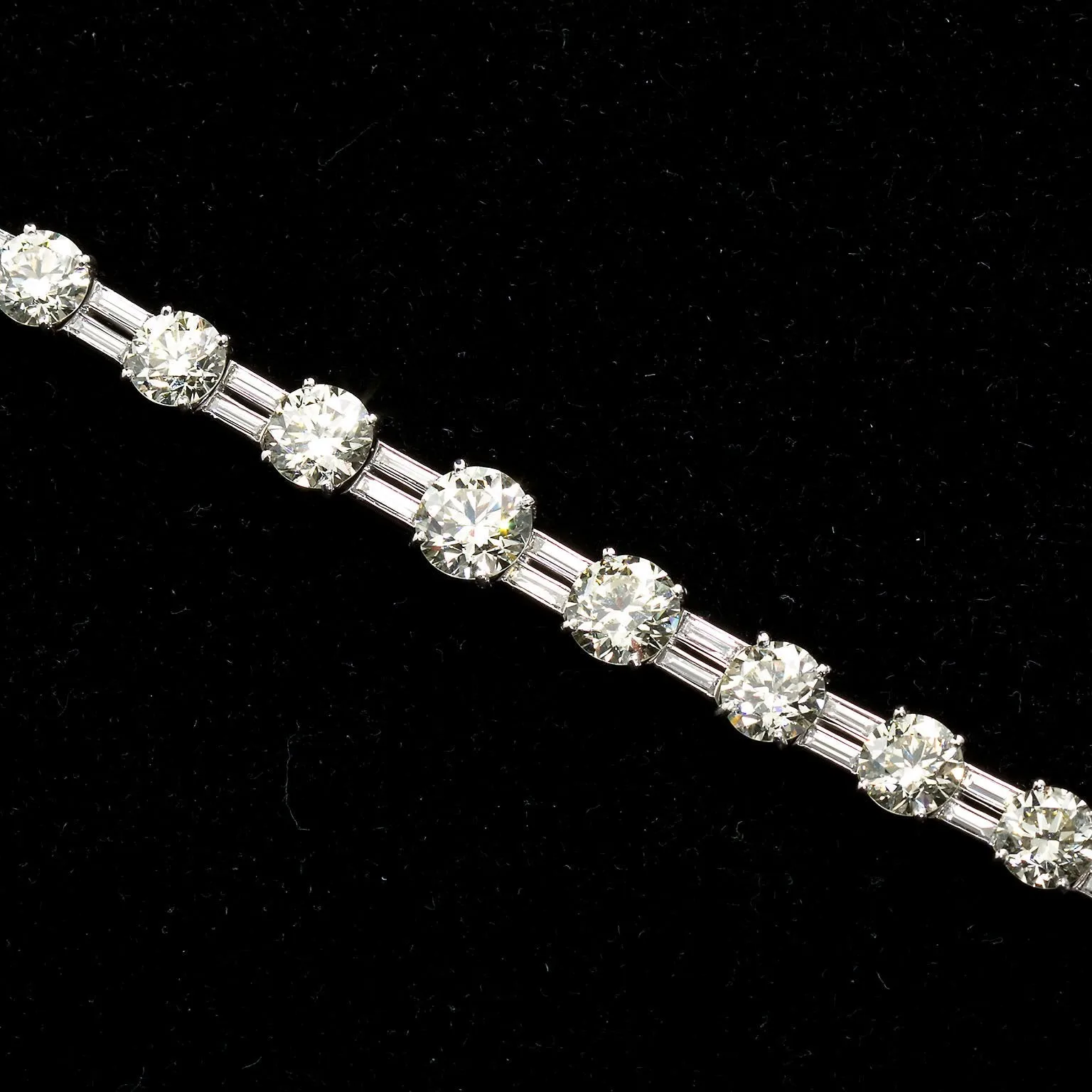 28 Carats 1960s Vintage Fine Diamond Tennis Bracelet