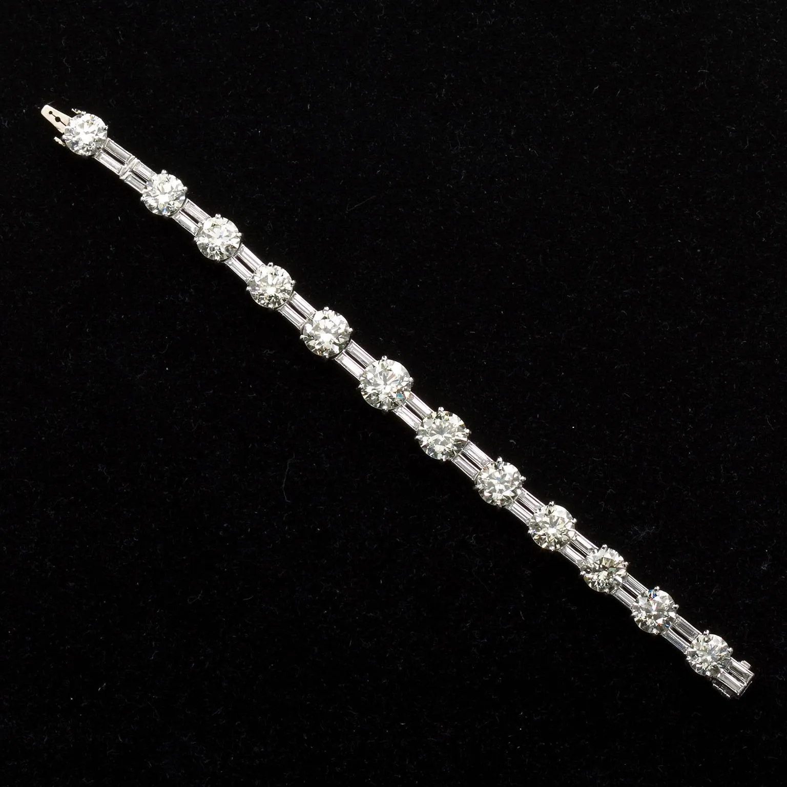 28 Carats 1960s Vintage Fine Diamond Tennis Bracelet