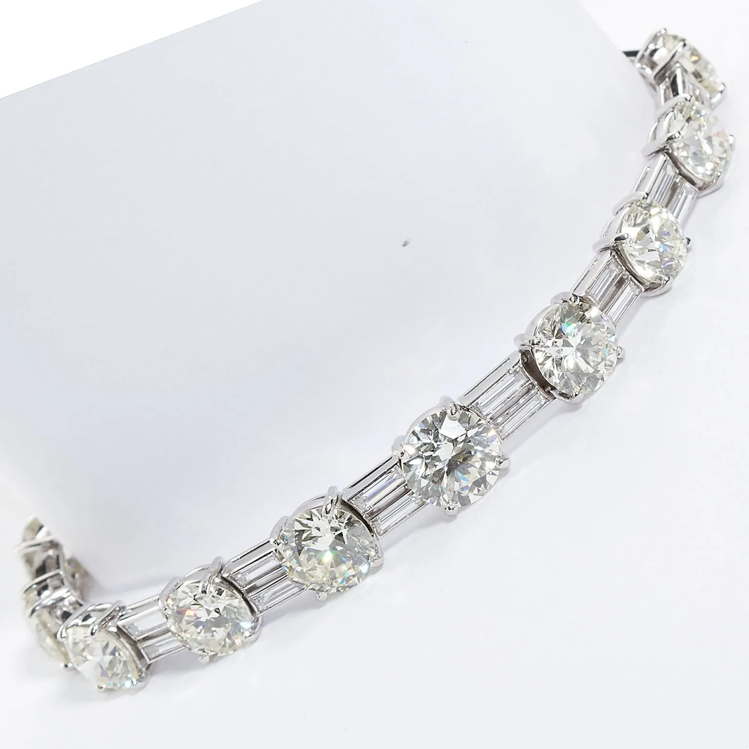 28 Carats 1960s Vintage Fine Diamond Tennis Bracelet