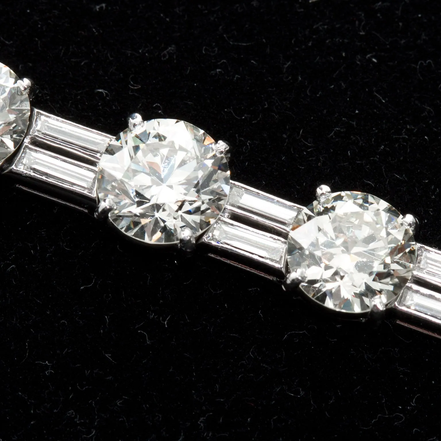 28 Carats 1960s Vintage Fine Diamond Tennis Bracelet