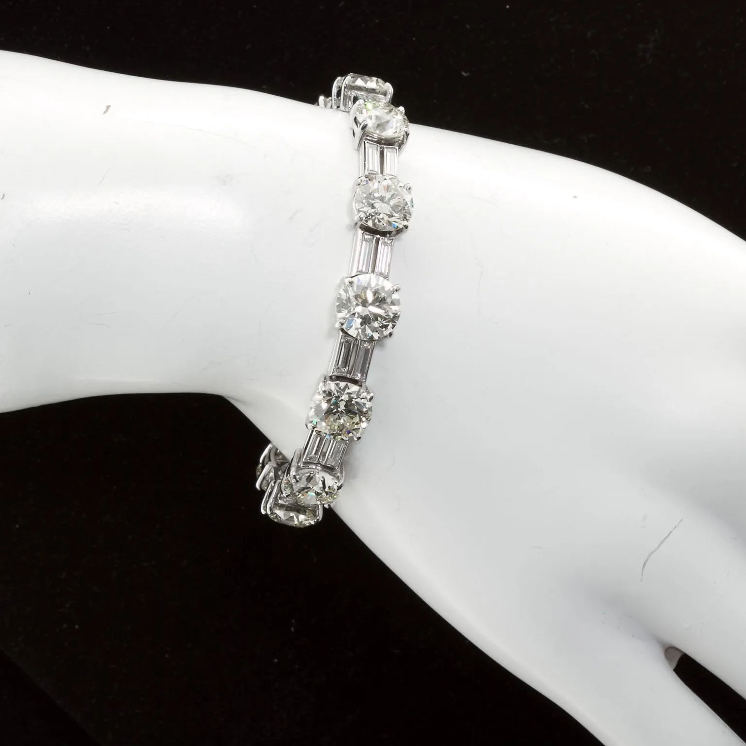 28 Carats 1960s Vintage Fine Diamond Tennis Bracelet